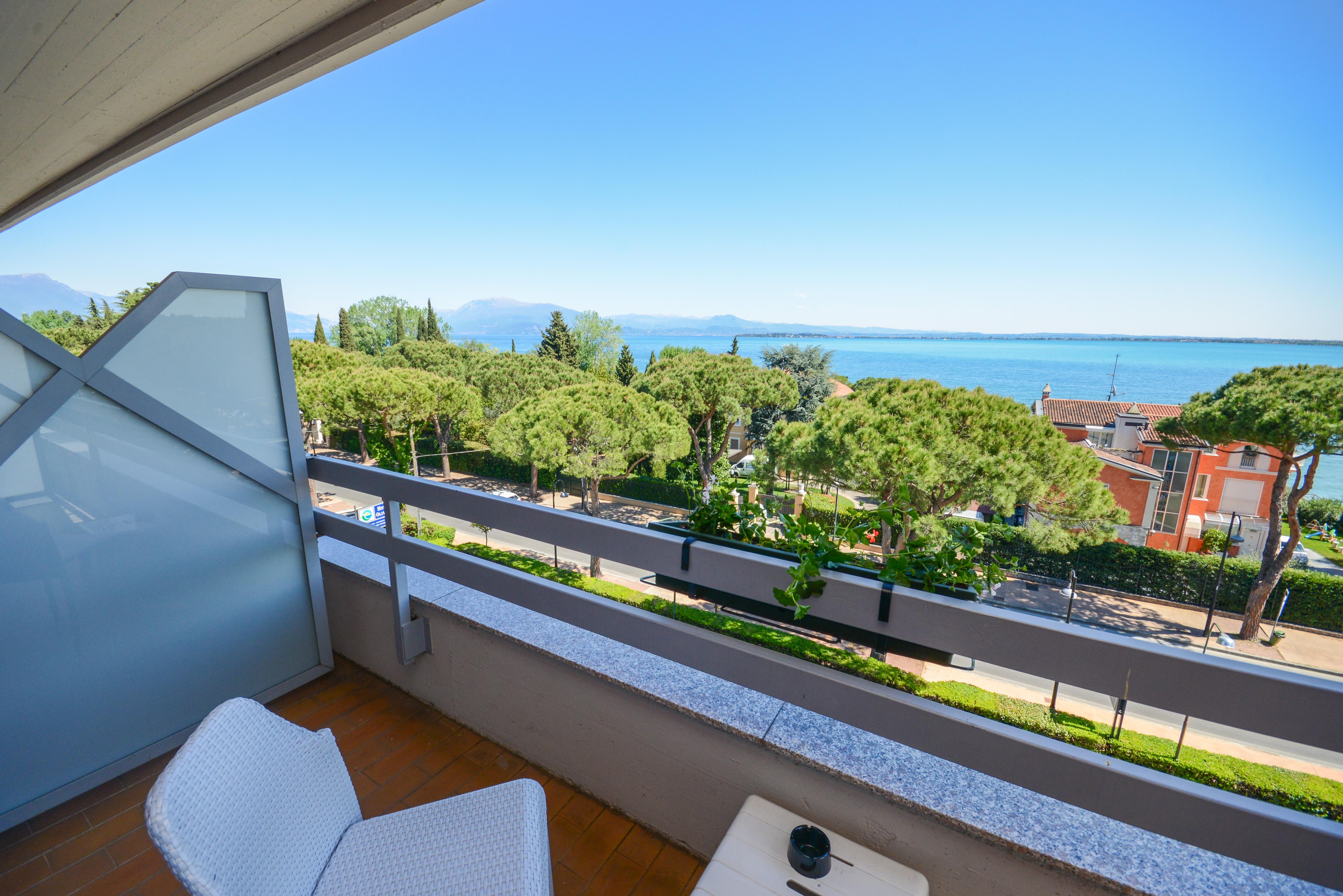 Hotel Oliveto Дезенцано-дель-Гарда Экстерьер фото