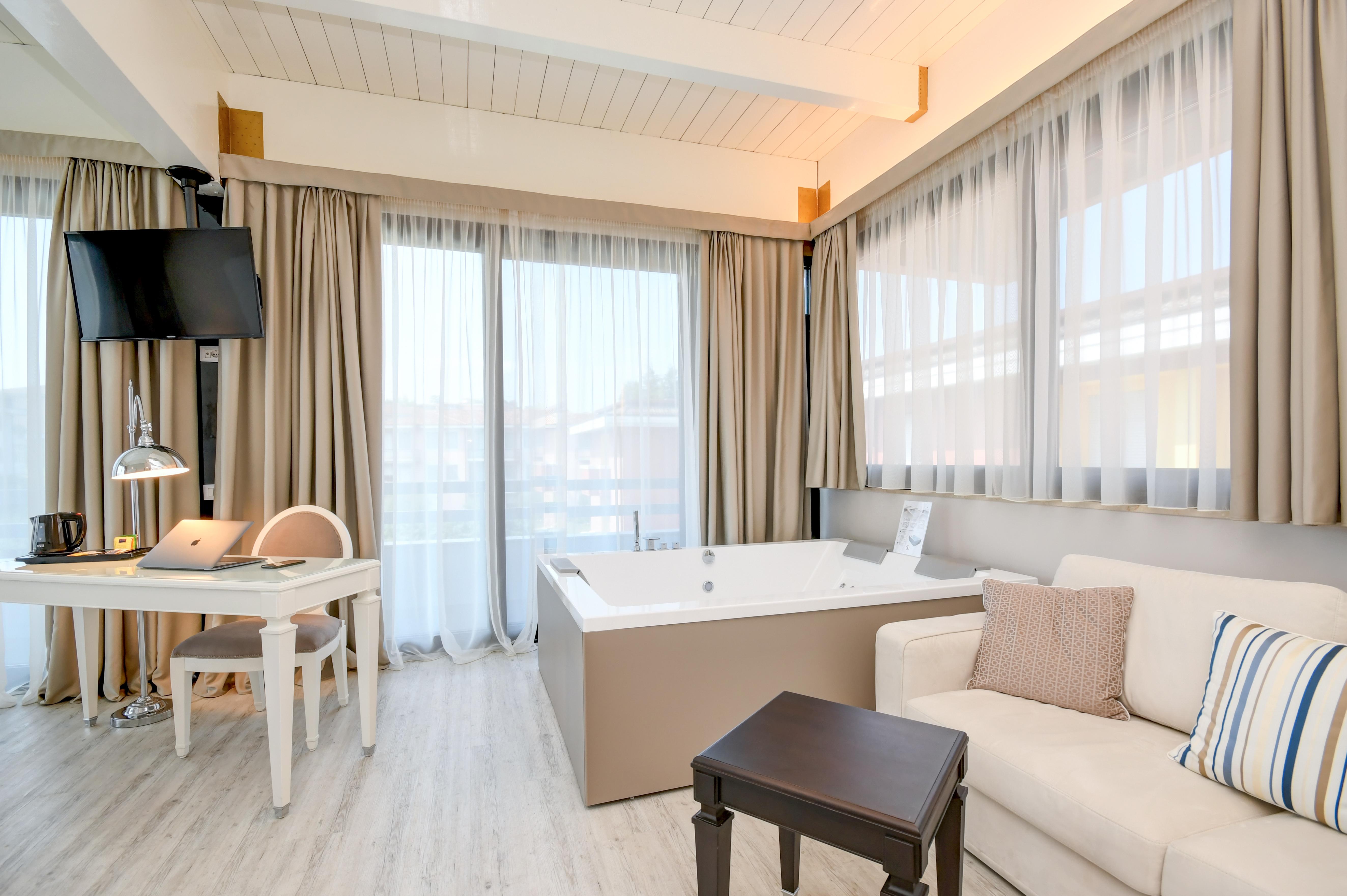 Hotel Oliveto Дезенцано-дель-Гарда Экстерьер фото
