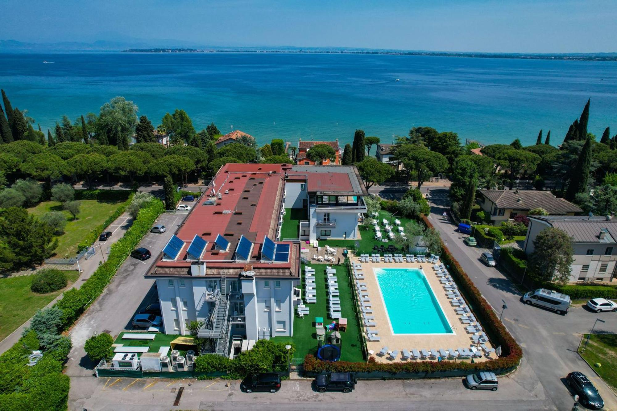 Hotel Oliveto Дезенцано-дель-Гарда Экстерьер фото