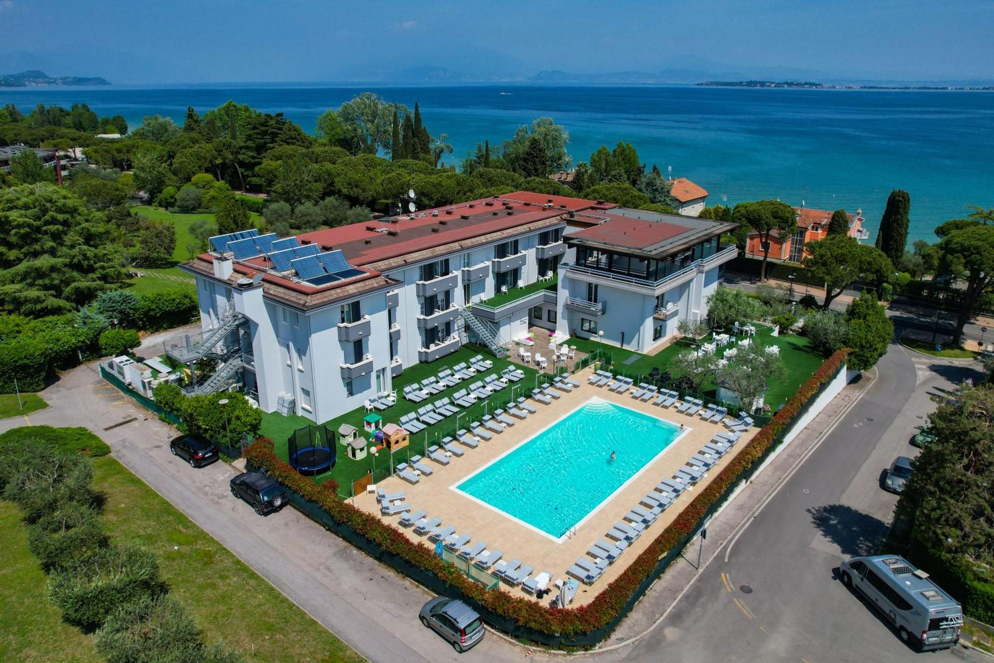 Hotel Oliveto Дезенцано-дель-Гарда Экстерьер фото