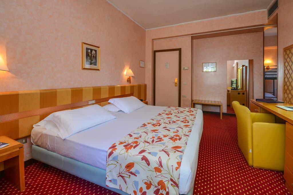 Hotel Oliveto Дезенцано-дель-Гарда Экстерьер фото