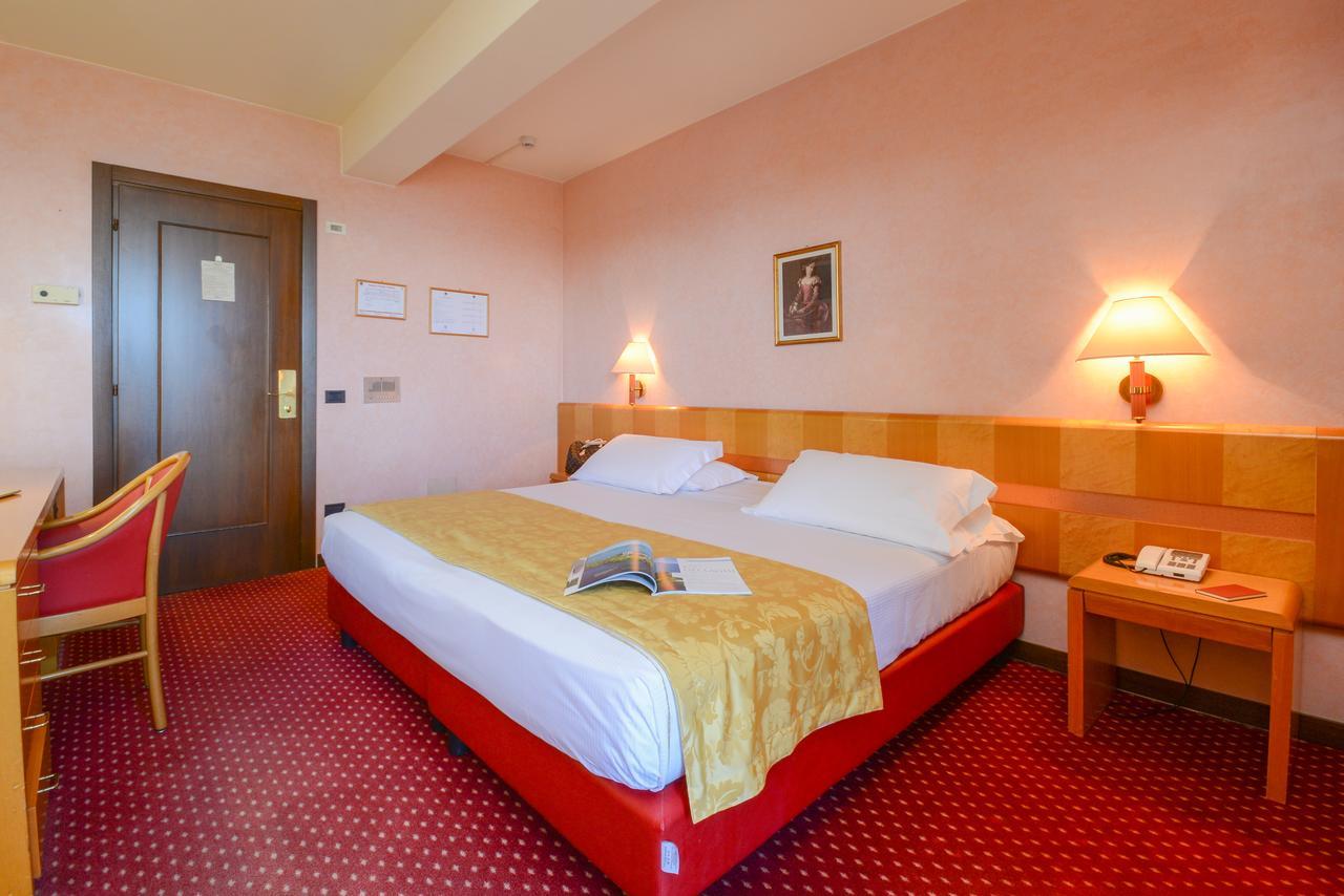 Hotel Oliveto Дезенцано-дель-Гарда Экстерьер фото
