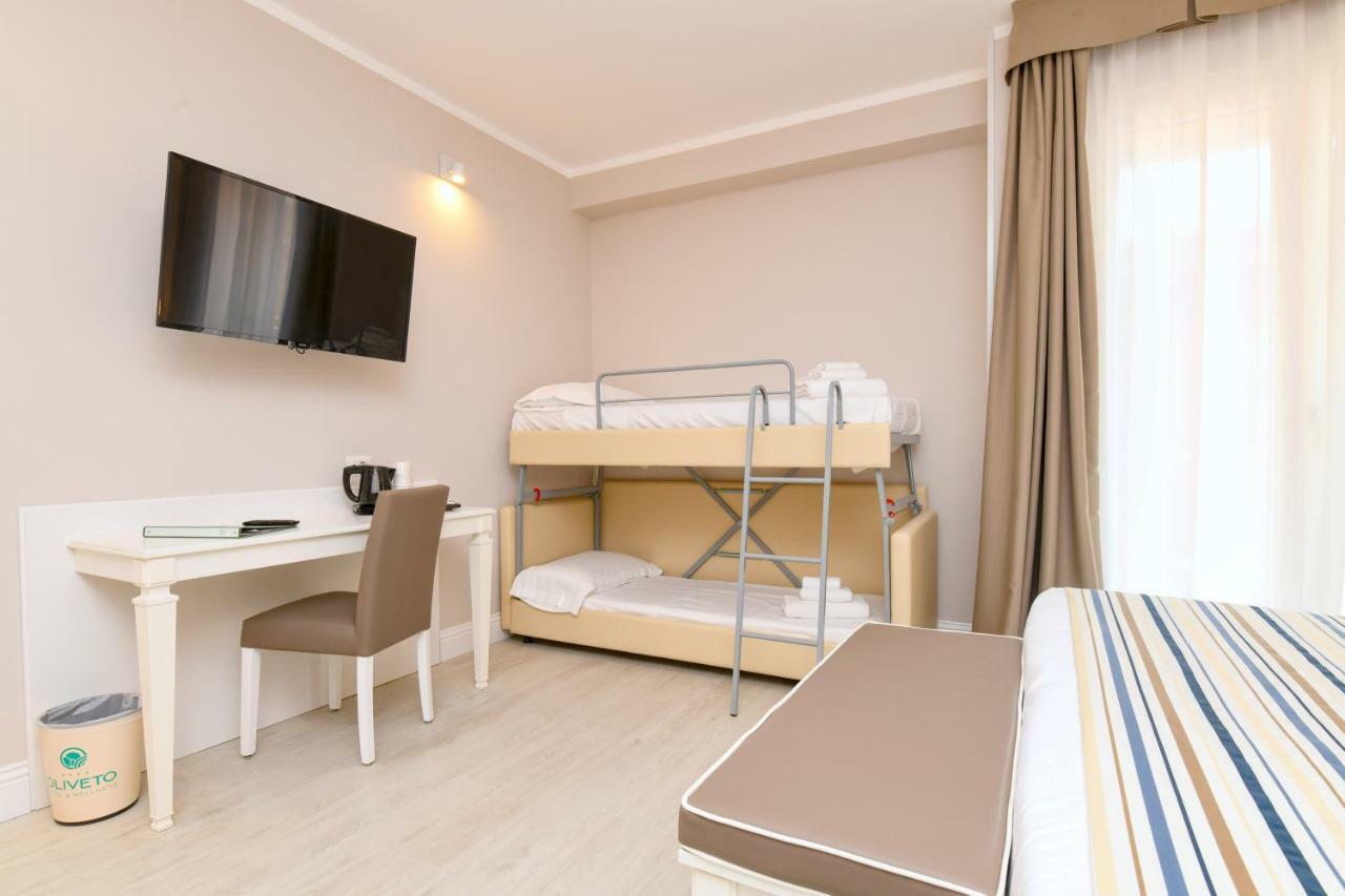 Hotel Oliveto Дезенцано-дель-Гарда Экстерьер фото